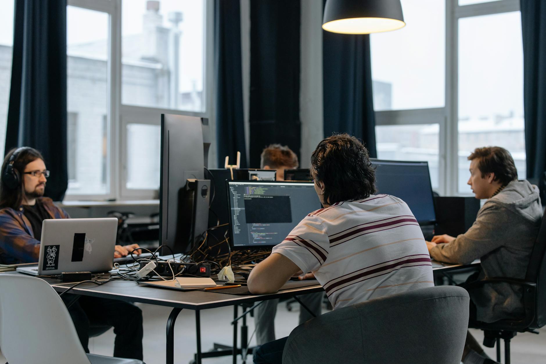 Équipe collaborative travaillant sur des ordinateurs au bureau