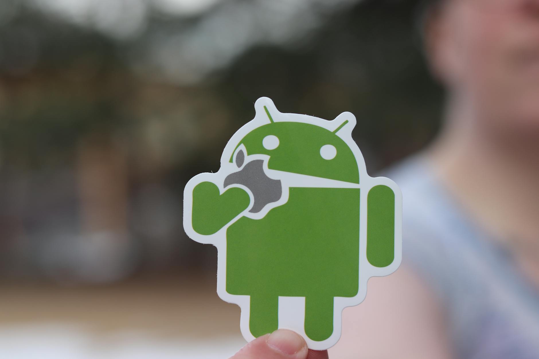 Smartphone Android tenu en main