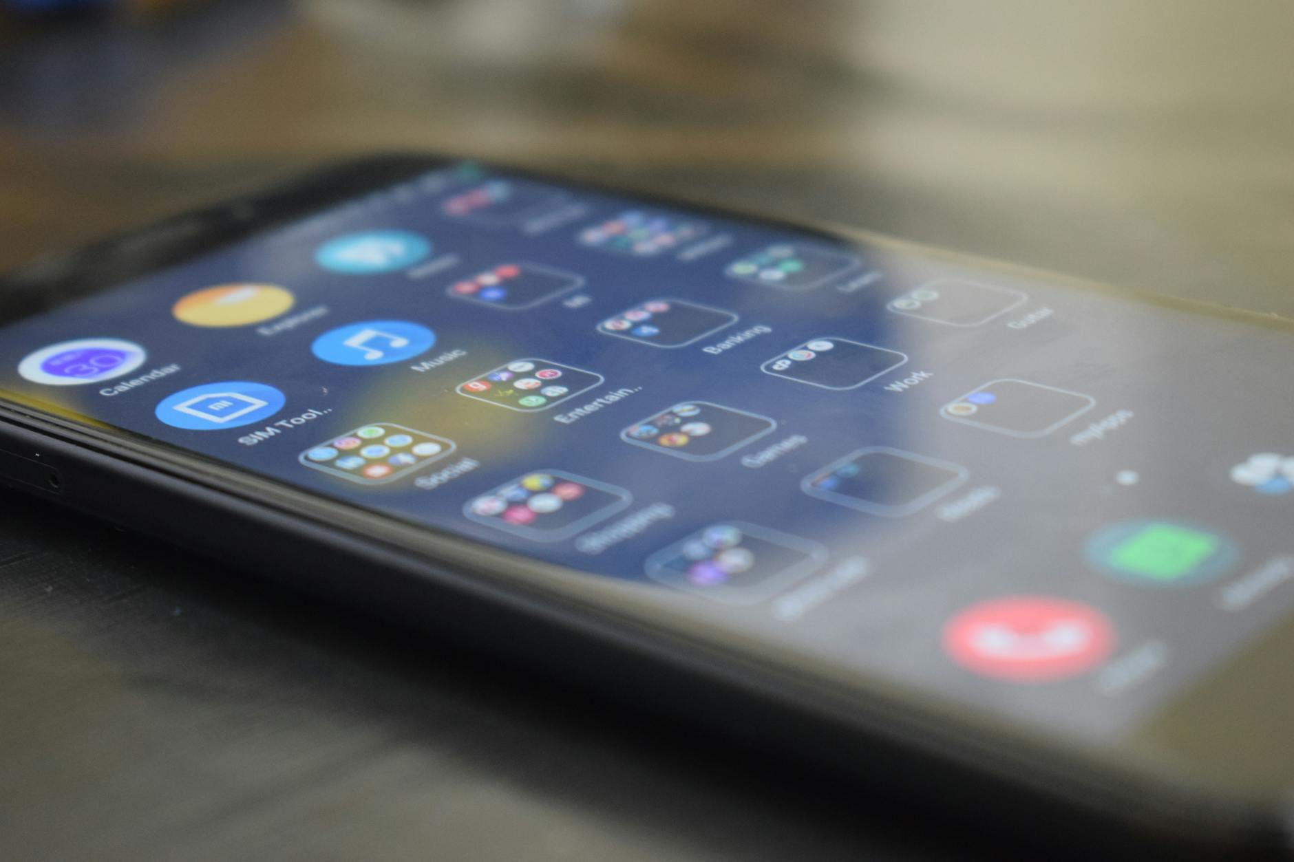 Téléphone Android posé sur une table à la maison
