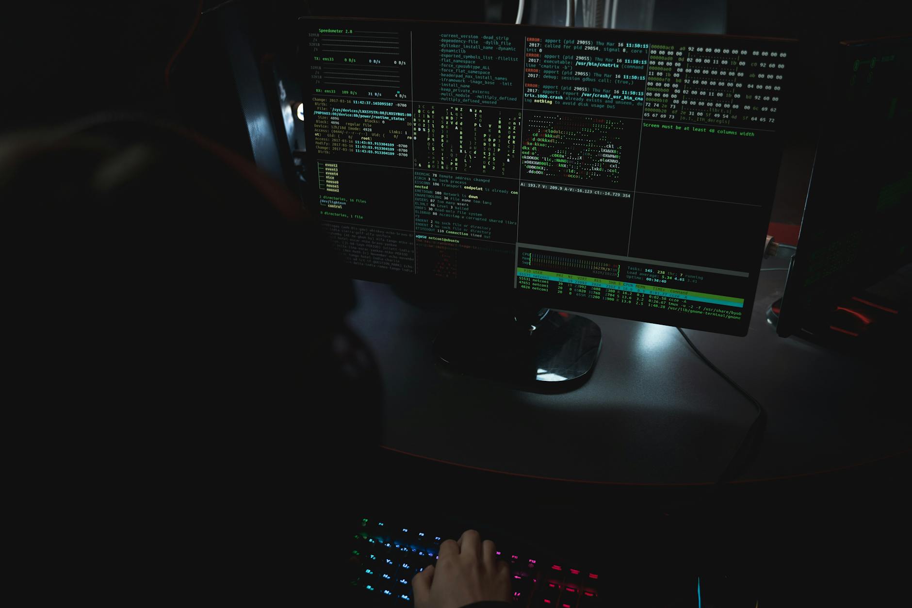 Cybersécurité dans une pièce sombre