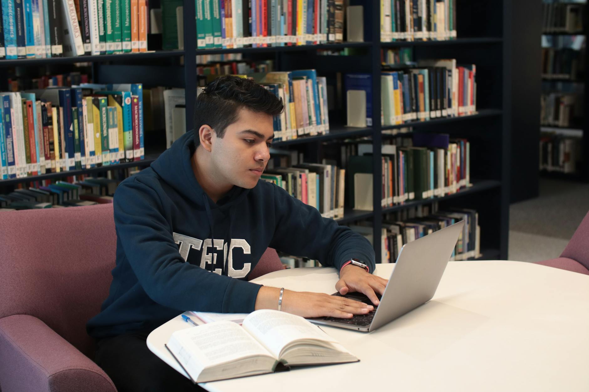 Étudiant travaillant sur ordinateur portable à la bibliothèque