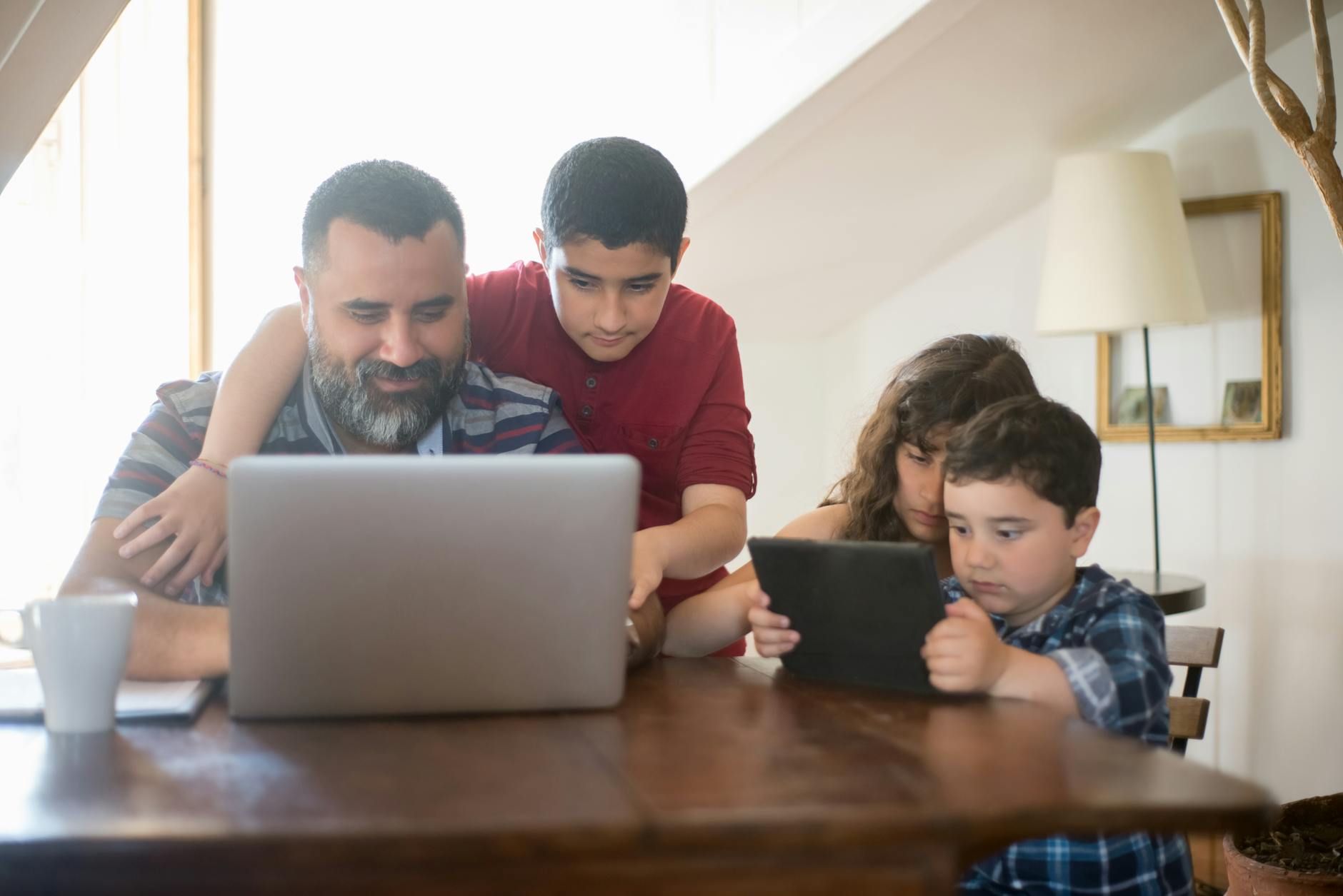 Famille utilisant un ordinateur à la maison