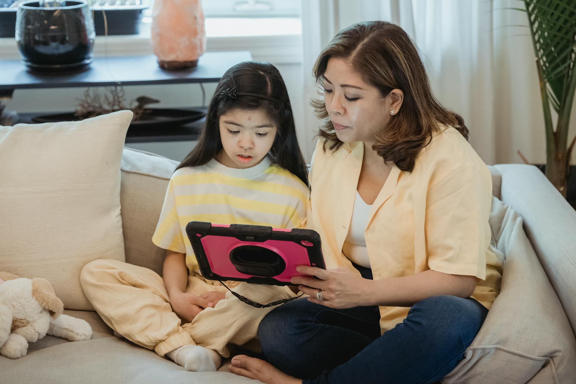 Parents et enfants partageant une tablette