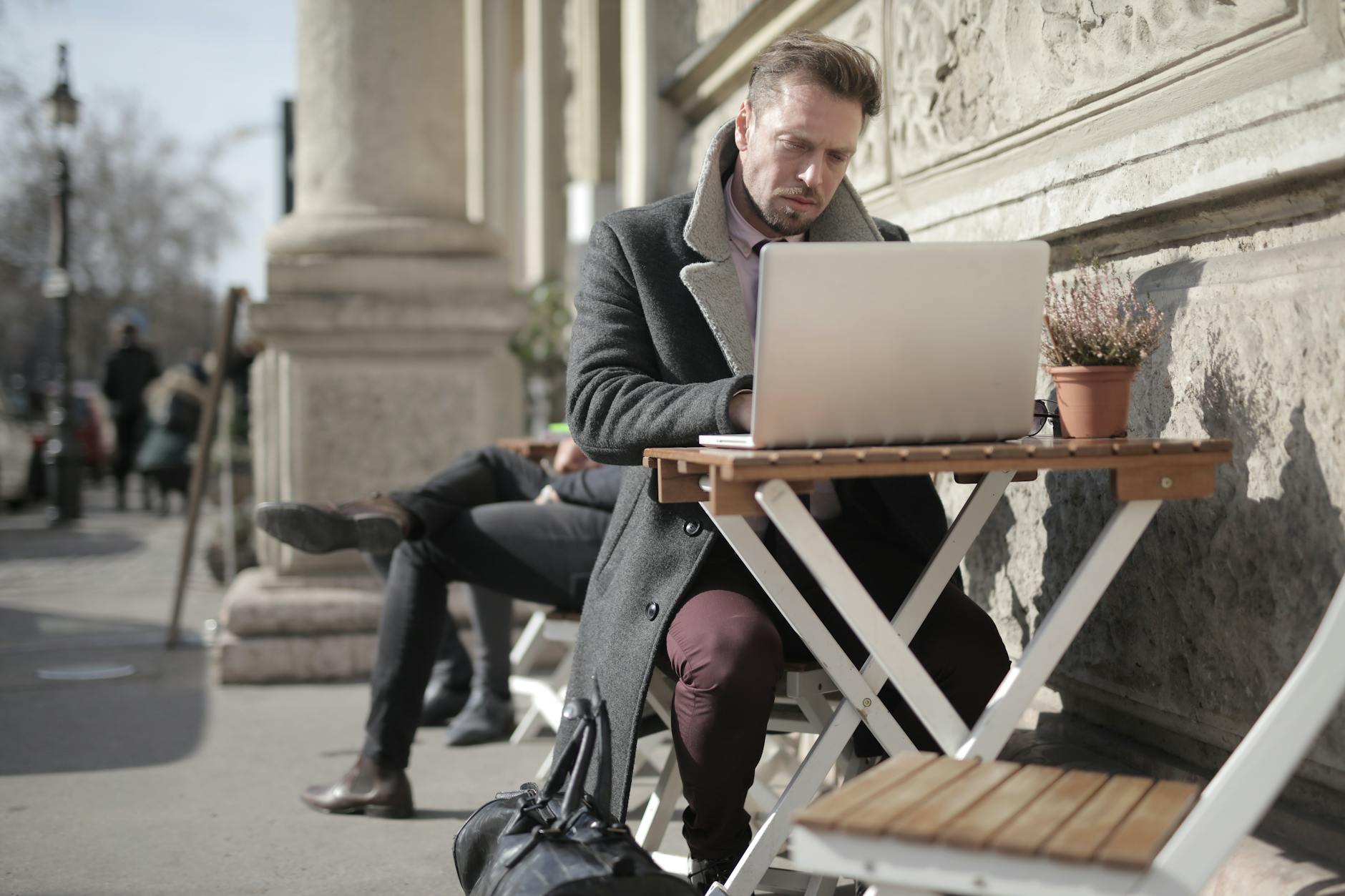 Freelance travaillant sur ordinateur portable au café
