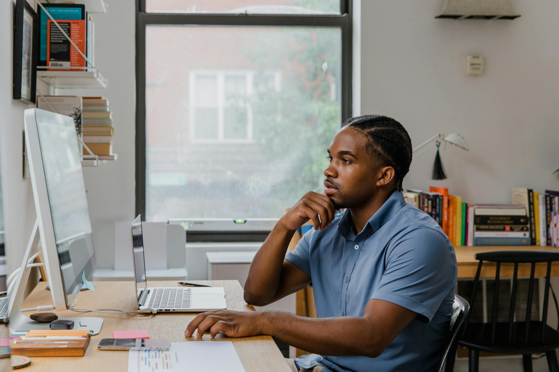 Télétravailleur dans son bureau à domicile