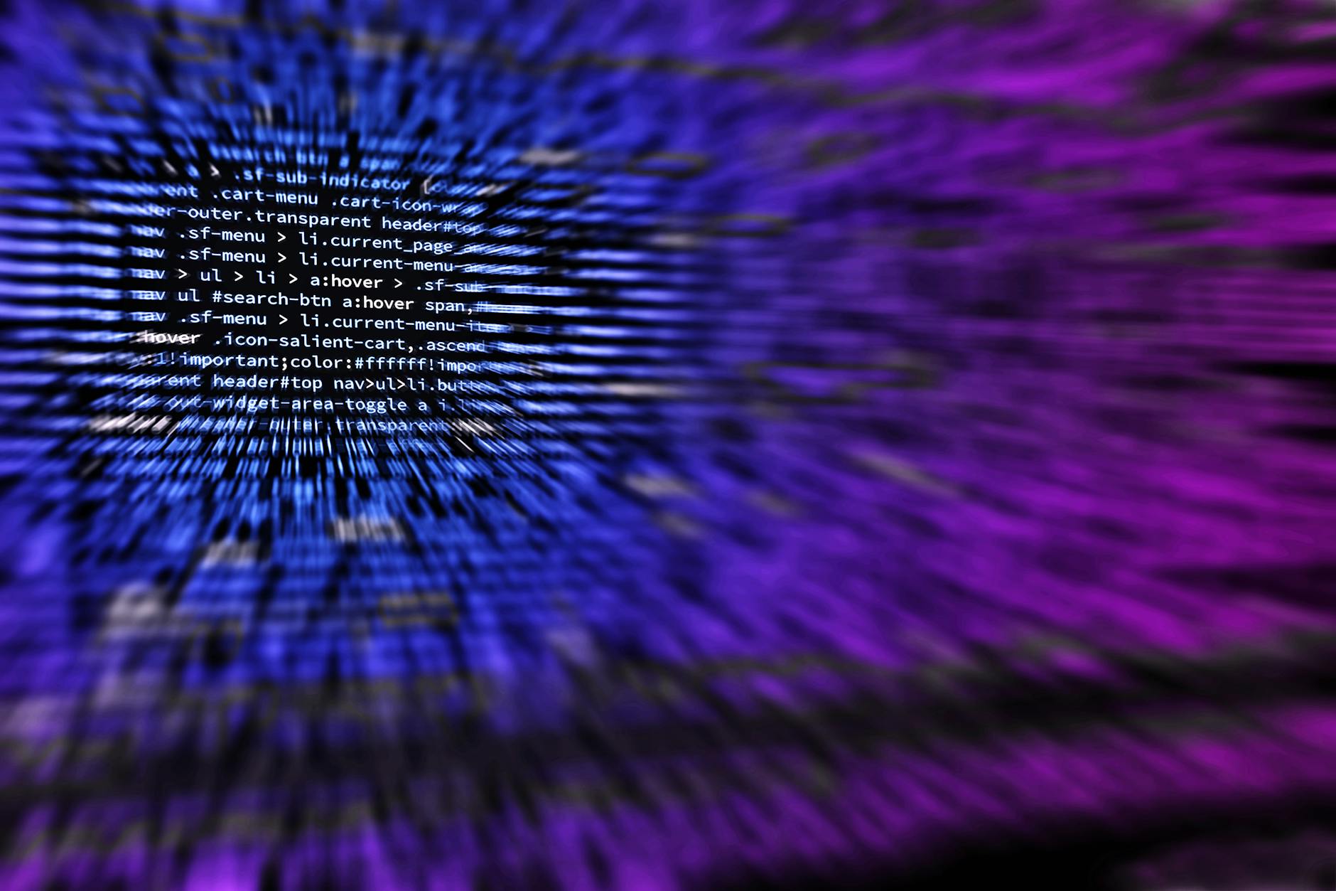 Écran d'ordinateur affichant du code en lumière bleue