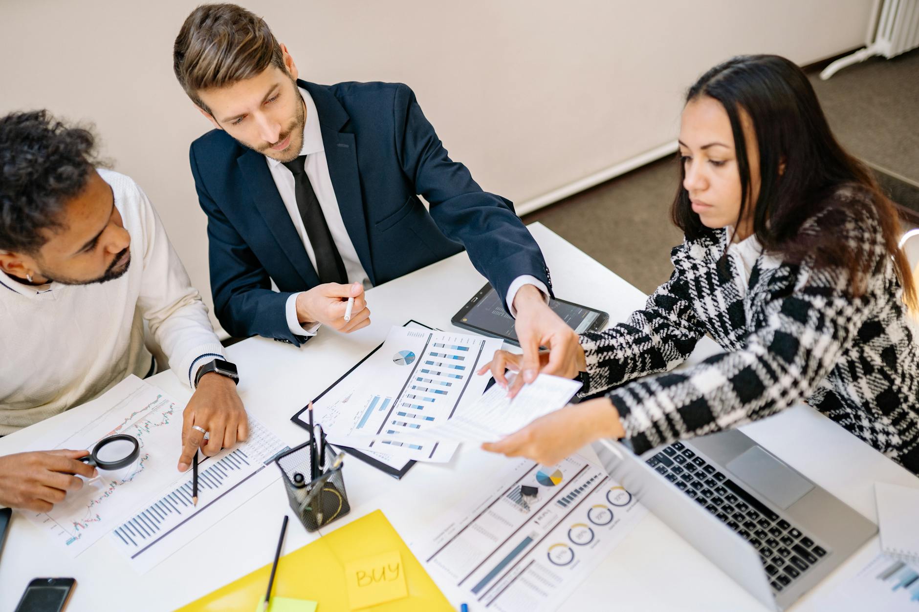 Équipe d'entreprise en réunion stratégique