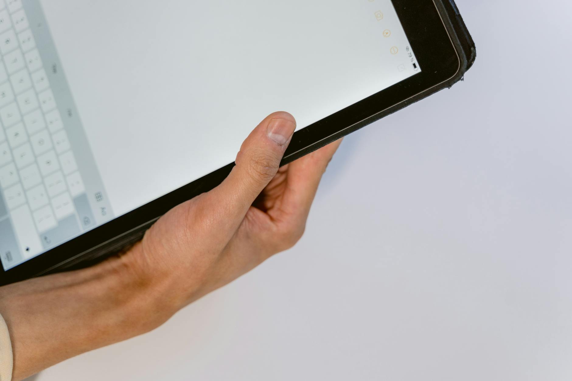 Tablette iPad utilisée à deux mains
