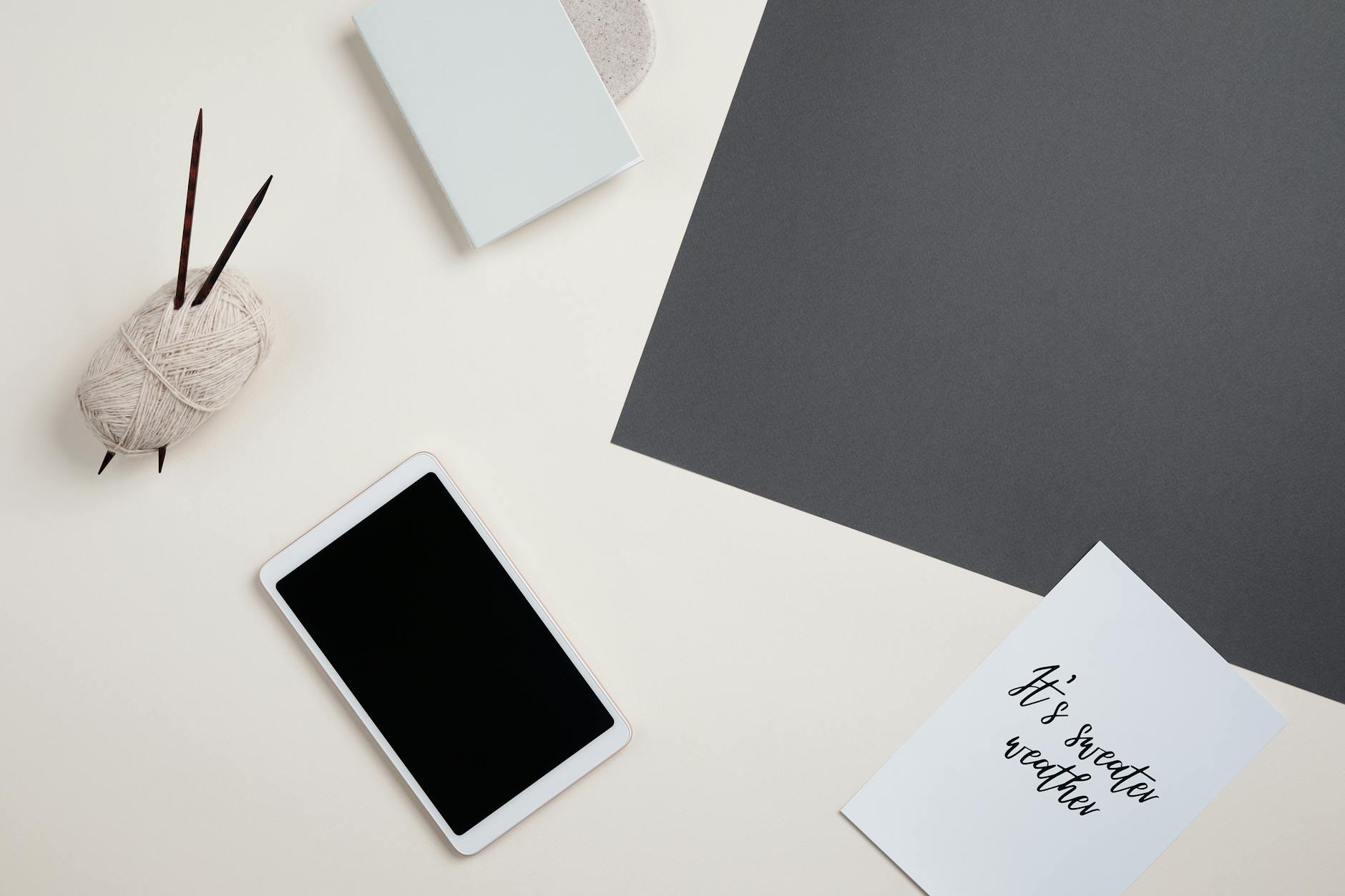 Tablette posée sur un bureau épuré