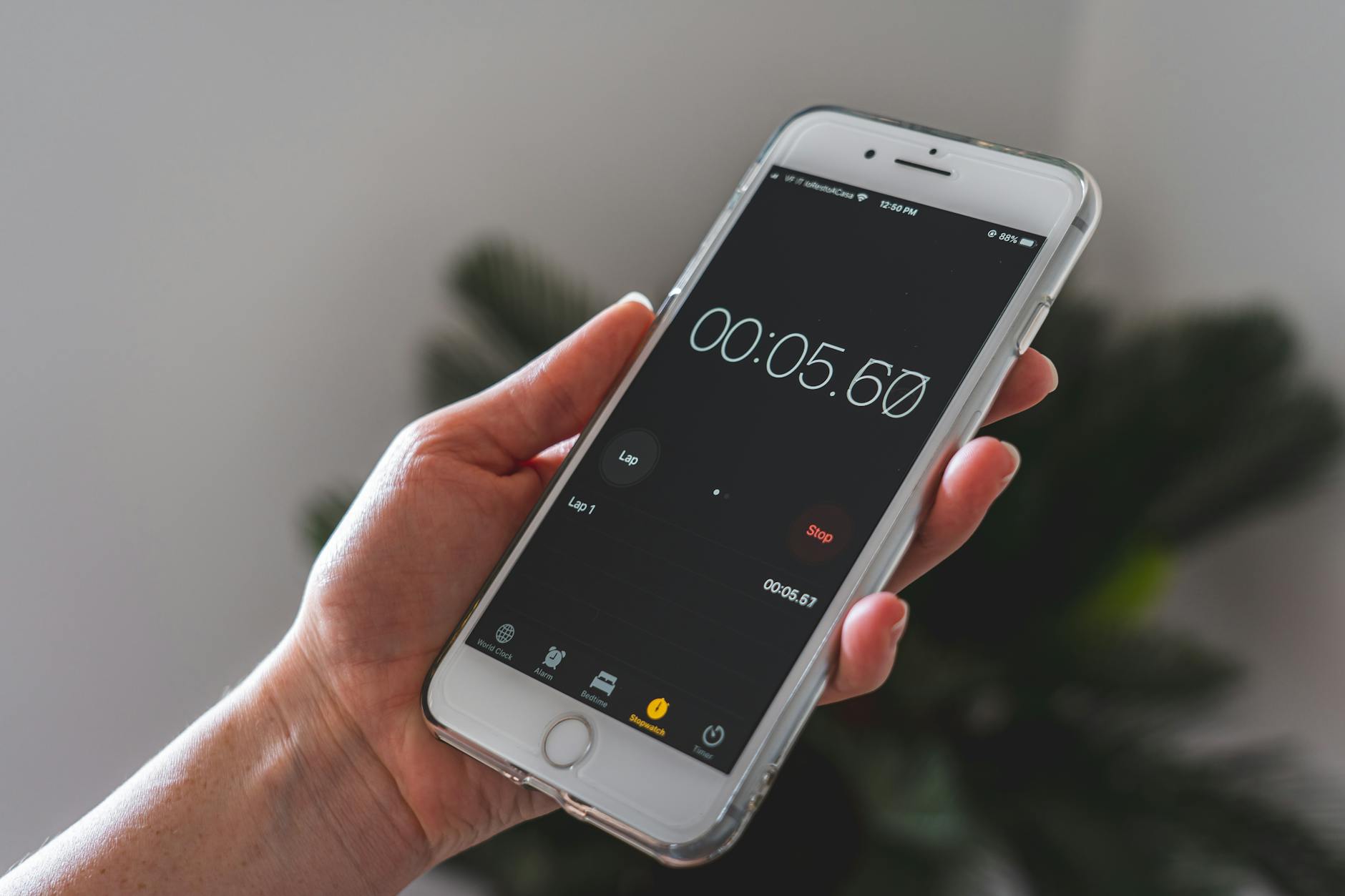 Smartphone iPhone tenu en main