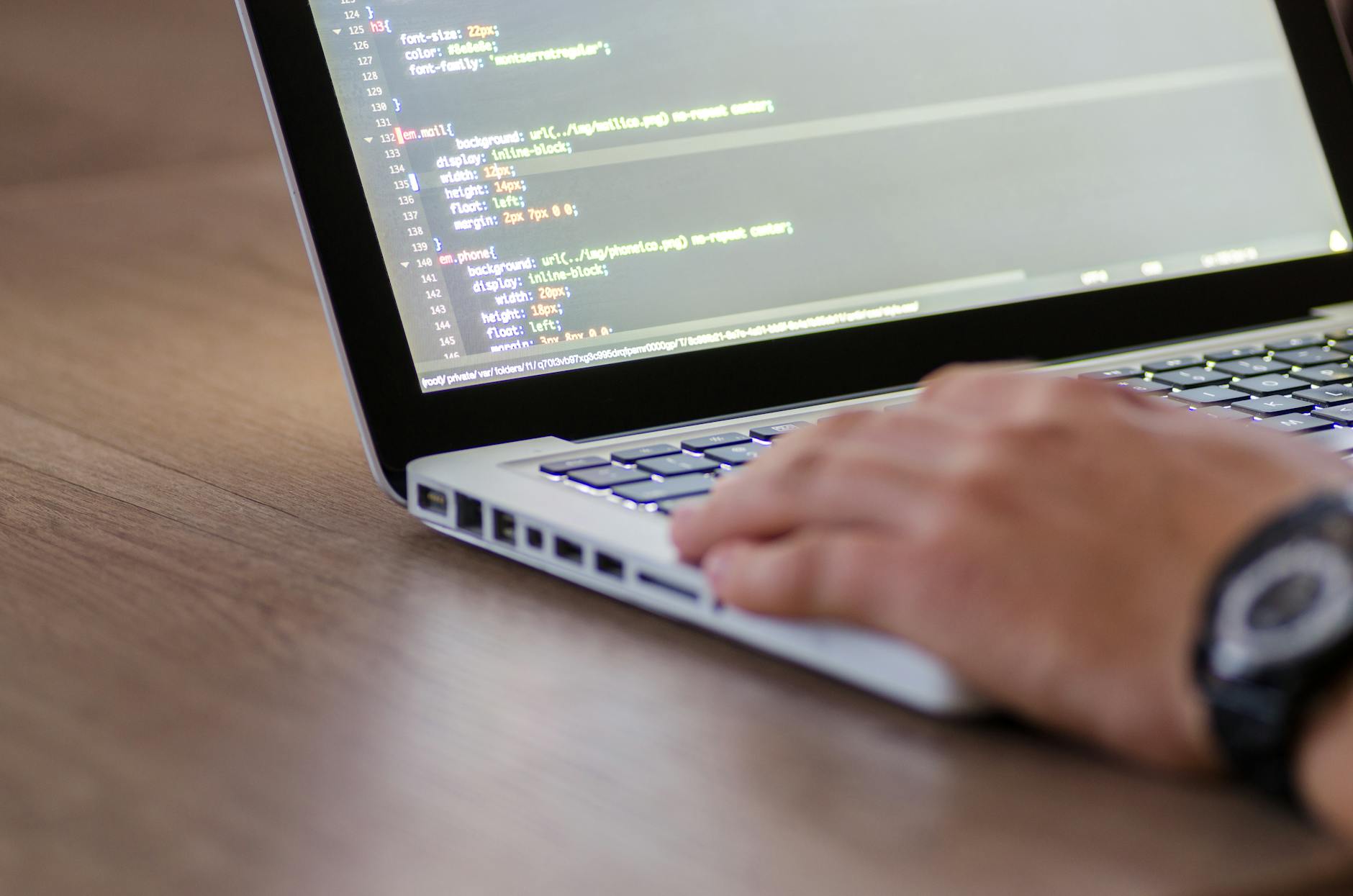 Développeur écrivant du code à l'écran