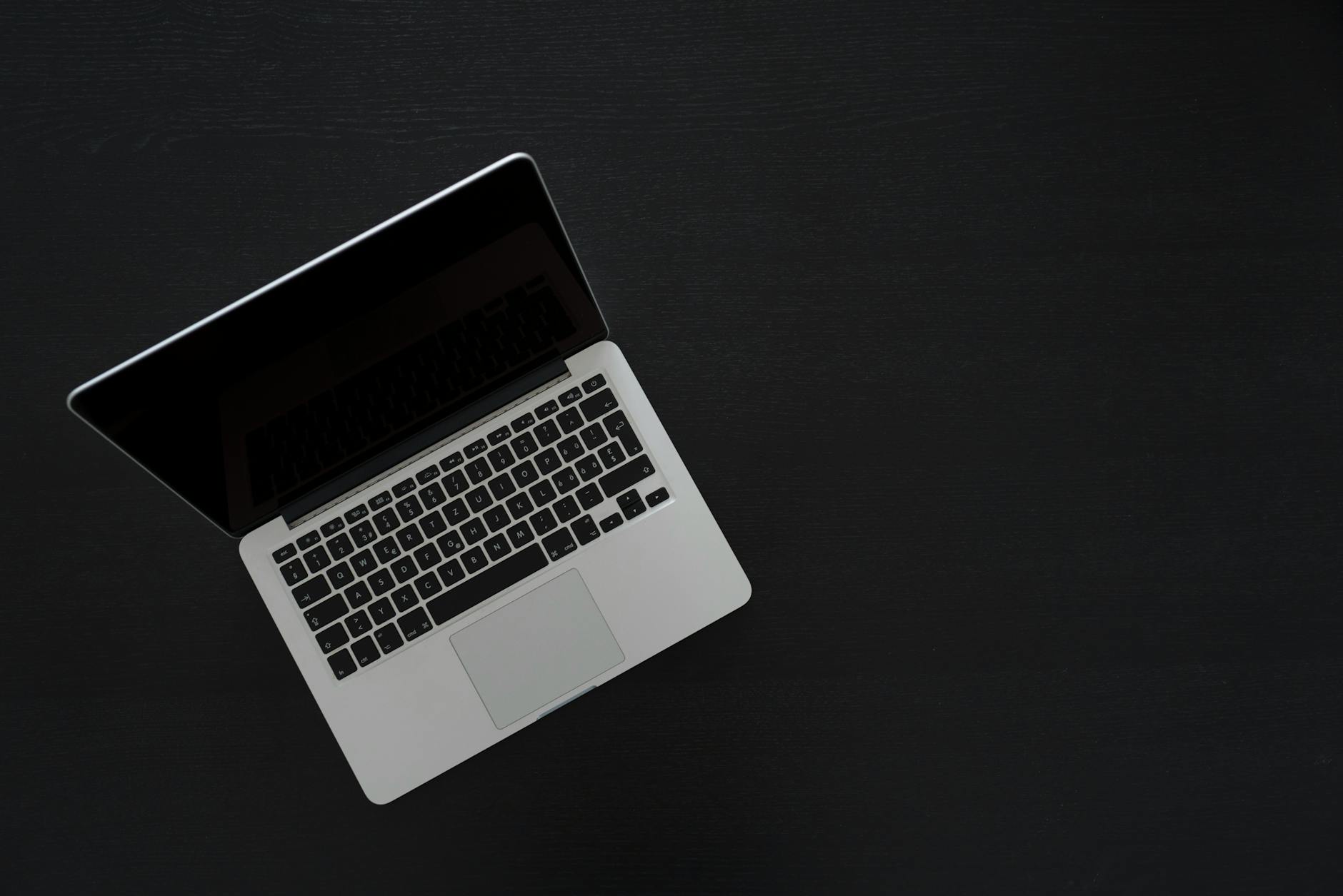 MacBook posé sur un bureau minimaliste