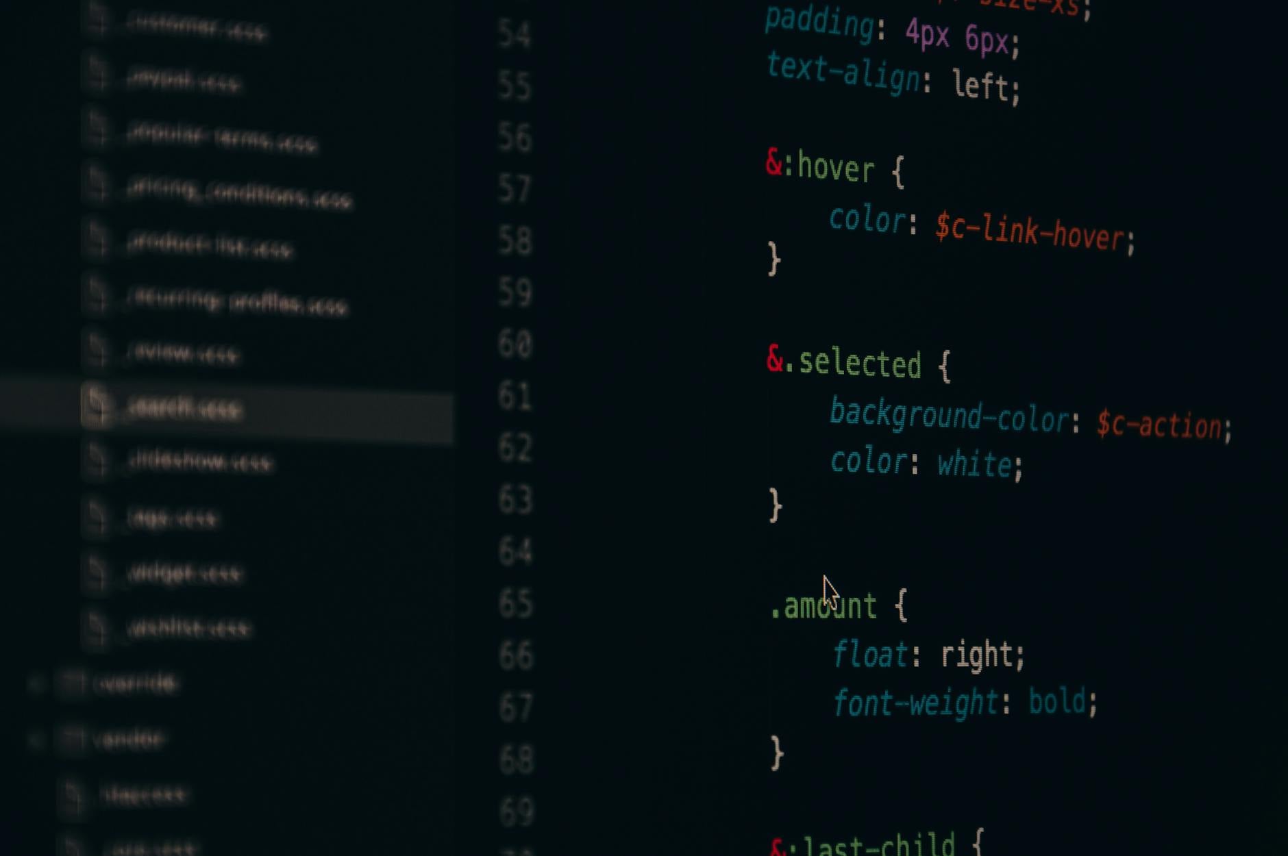 Développeur écrivant du code à l'écran