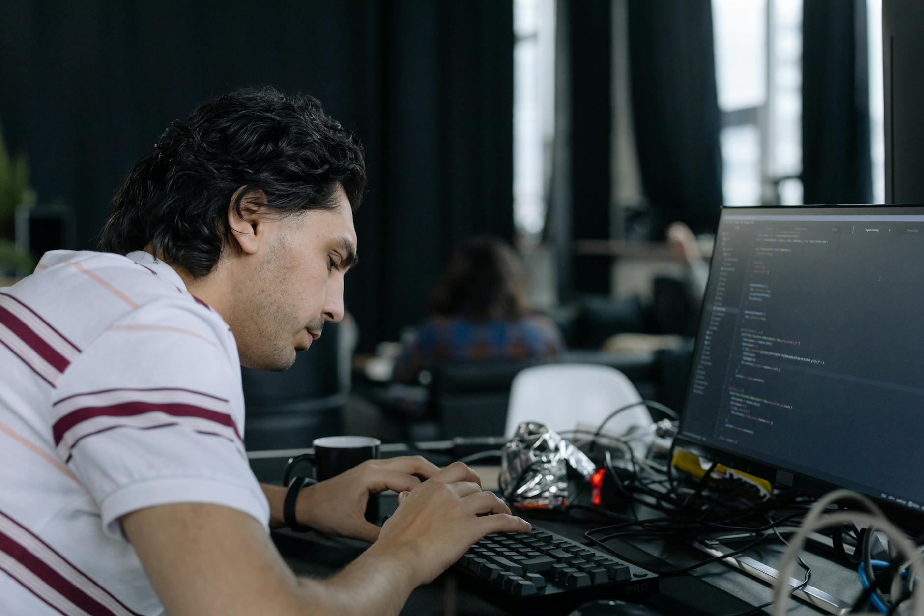 Programmeur tapant sur un clavier