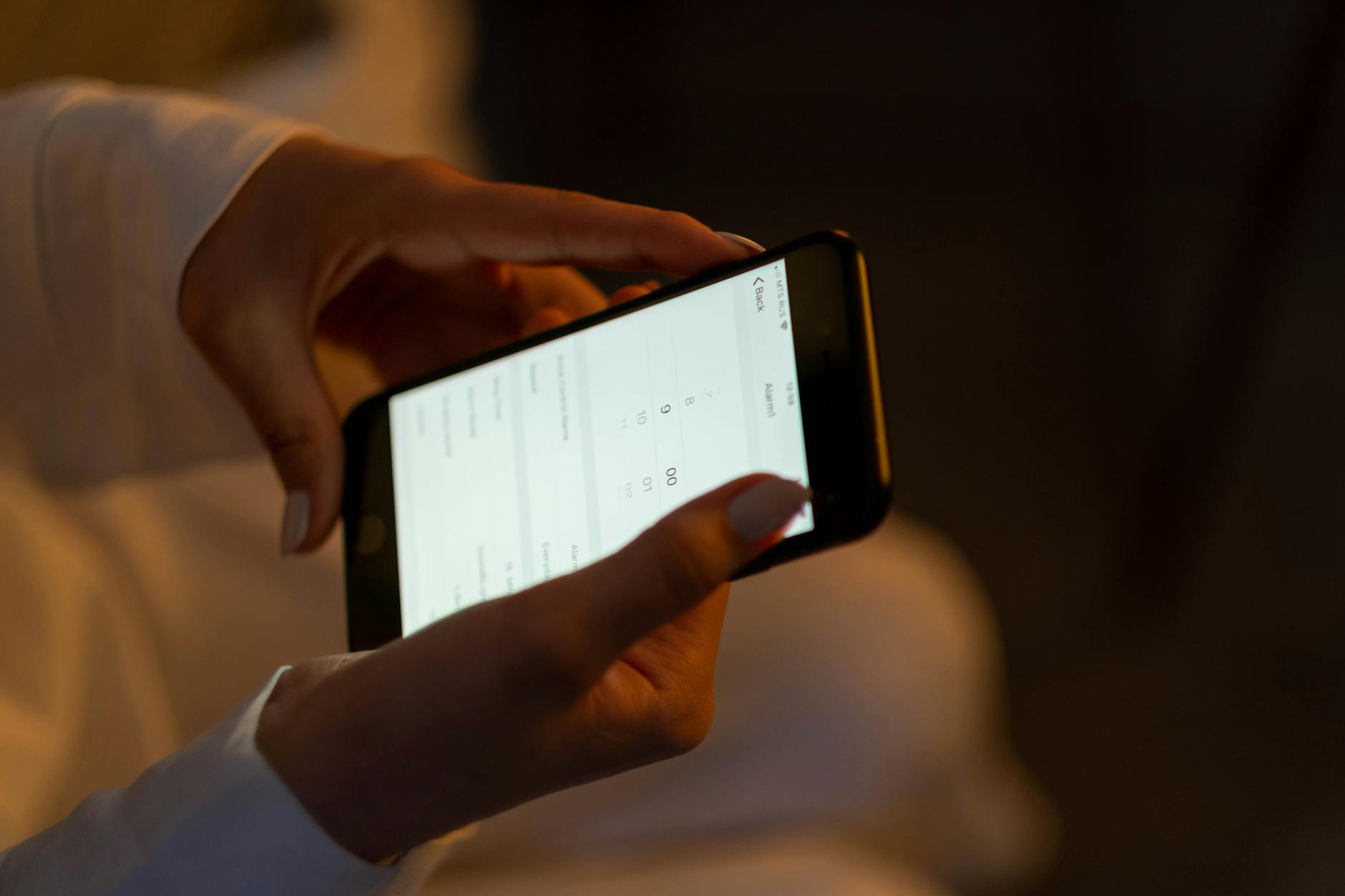 Personne consultant son smartphone