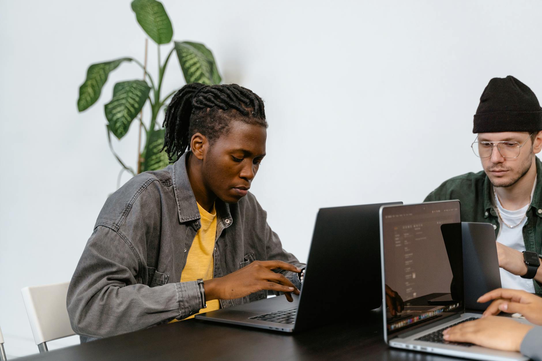 Bureau de start-up avec ordinateurs portables