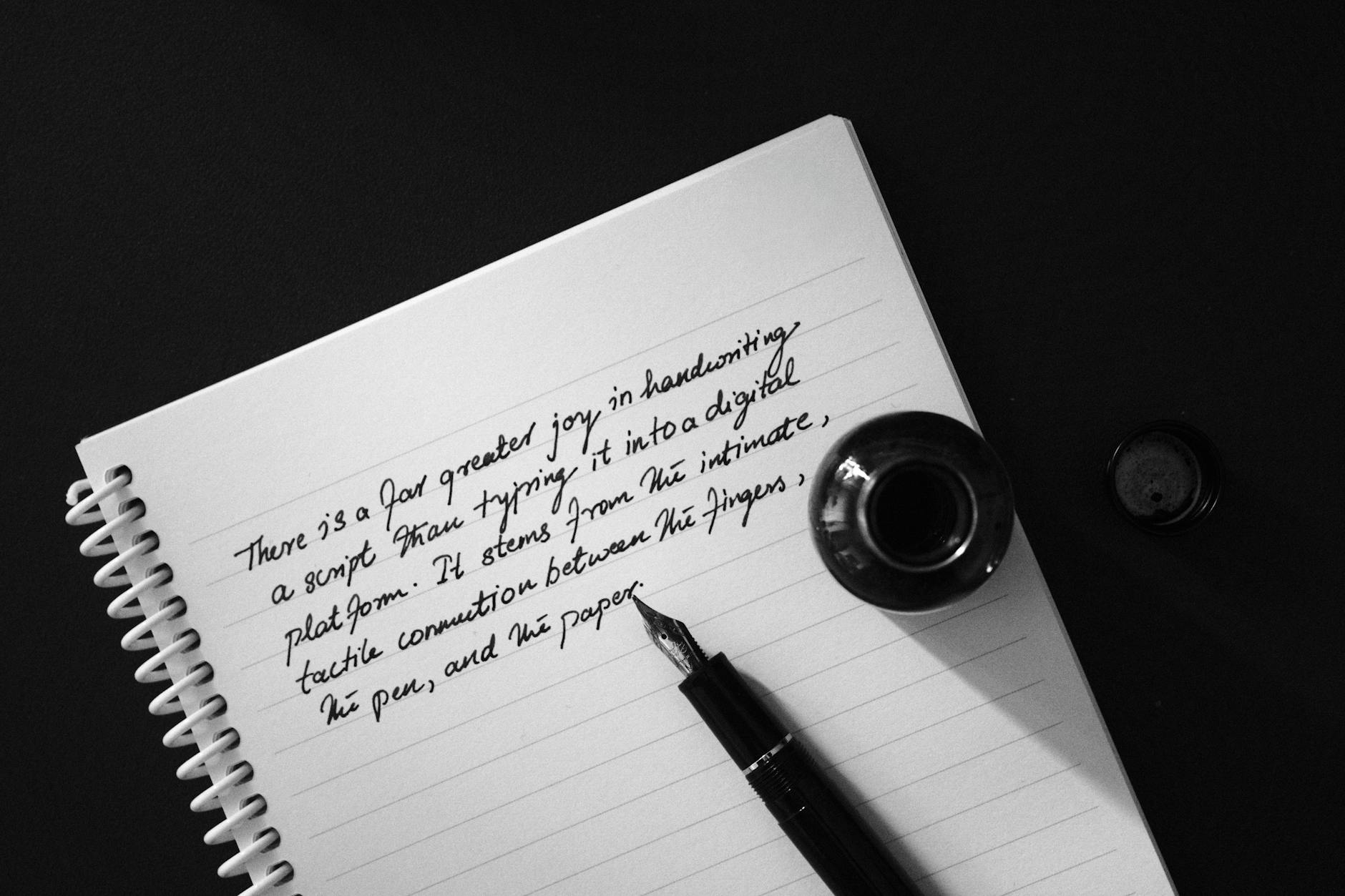 Phrase manuscrite dans un carnet de notes