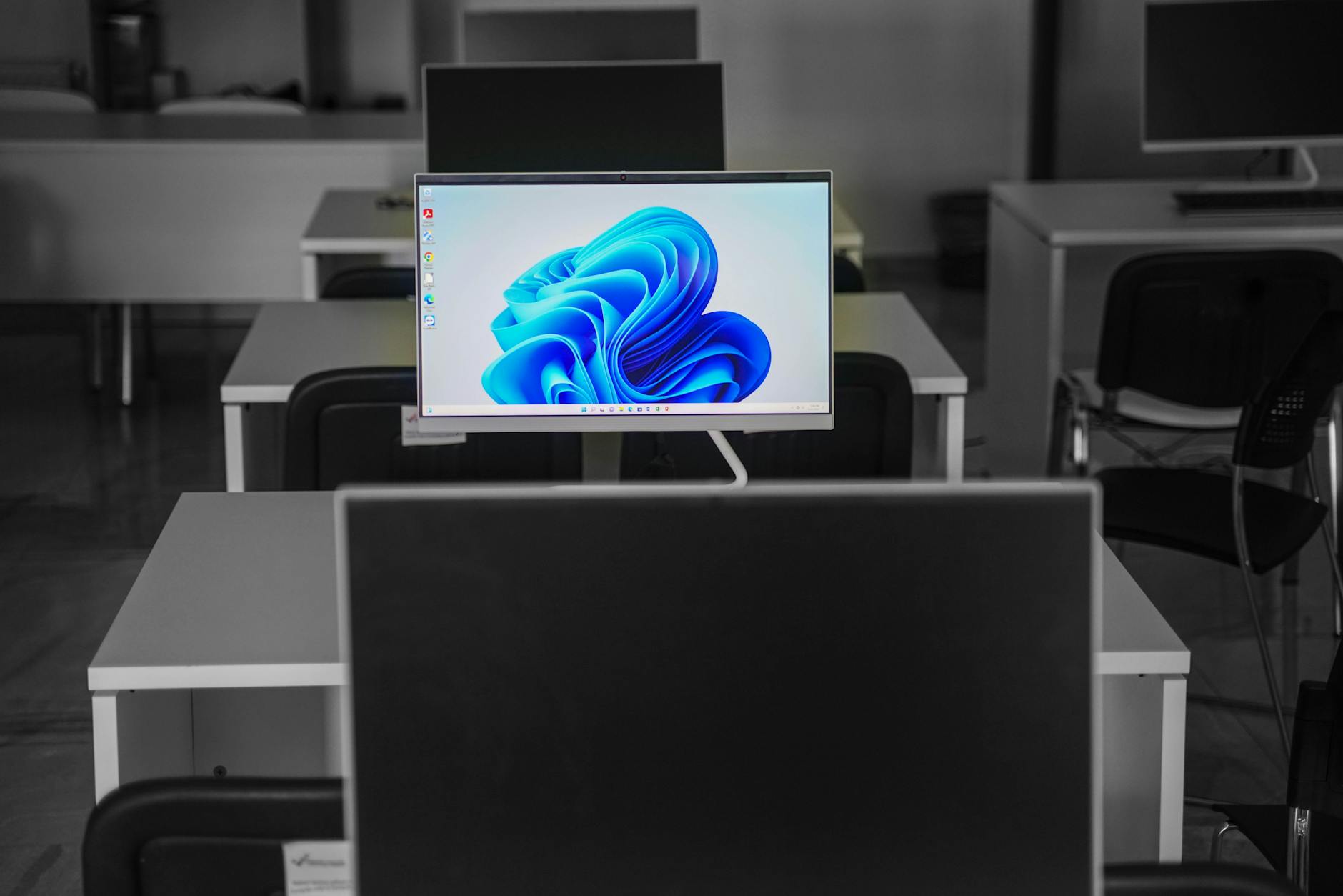 Ordinateur Windows posé sur un bureau professionnel